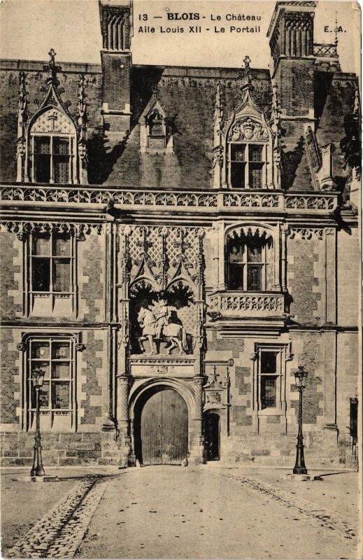 Carte postale ancienne Blois-Le Chateau-Aile Louis Xii-Le Portail à Blois