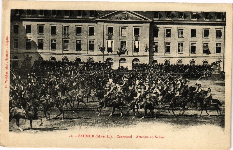Carte postale ancienne Saumur - Garrousel - Attaque au Sabre à Saumur