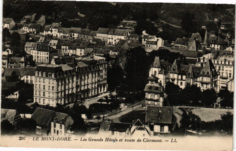 Carte postale ancienne Le Mont-Dore - Les Grands Hotels et Route de Clermont à Mont-Dore