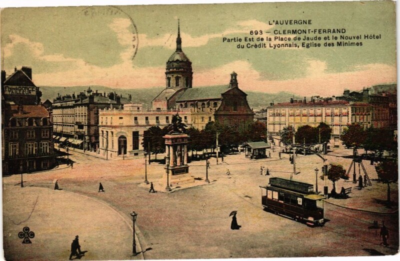 Carte postale ancienne Clermont-Ferrand-Partie Est de la Place de Jaude et le Nouvel Hotel à Clermont-Ferrand