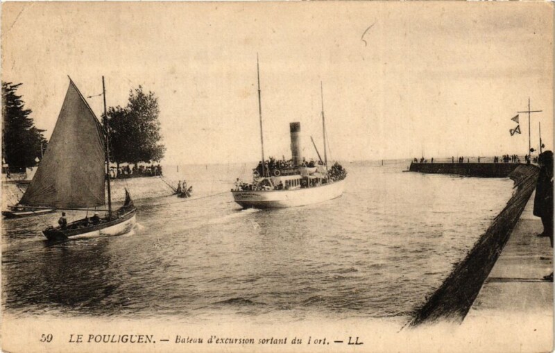 Carte postale ancienne Le Pouliguen - Bateau d'excursion sortant du Port au Pouliguen