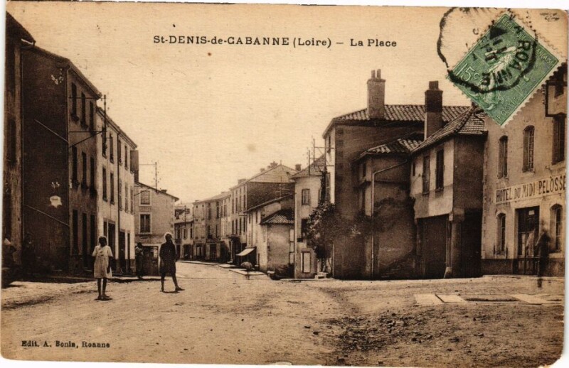 Carte postale ancienne Saint-Denis-de-Cabanne - La Place à Saint-Denis-de-Cabanne