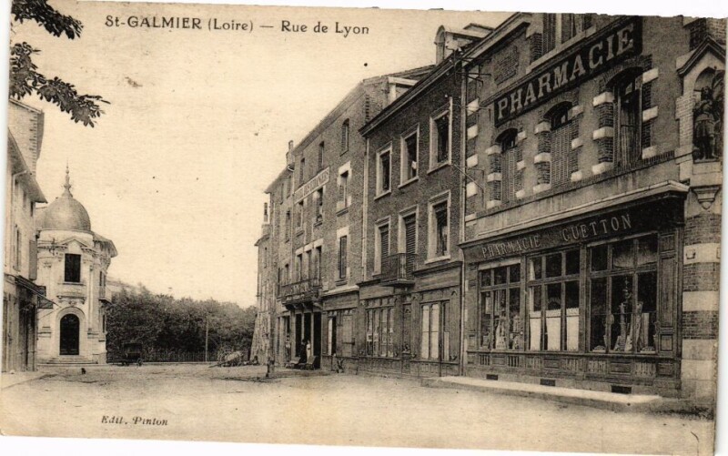Carte postale ancienne Saint-Galmier - Rue de Lyon à Saint-Galmier