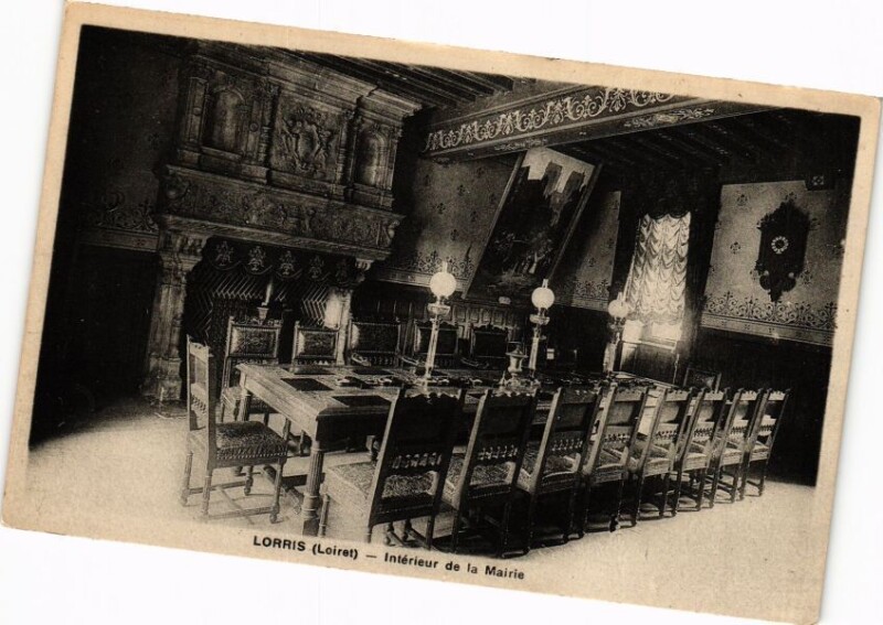 Carte postale ancienne Lorris - Interieur de la Mairie à Lorris