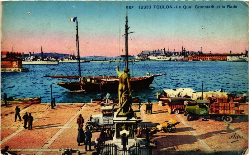 Carte postale ancienne Toulon Le Quai Cronstadt et la Rade à Toulon