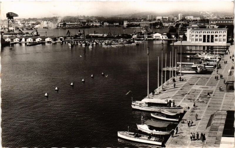 Carte postale ancienne Toulon Le Port-La Préfecture Maritime à Toulon