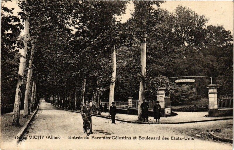Carte postale ancienne Vichy Entrée du Parc des Célestins et Boulevard des Etats-Unis à Vichy