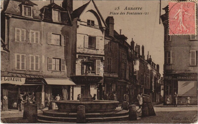 Carte postale ancienne Auxerre Place des Fontaines à Auxerre