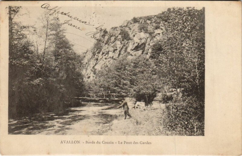 Carte postale ancienne Avallon Bords du Cousin - Le Pont des Gardes à Avallon
