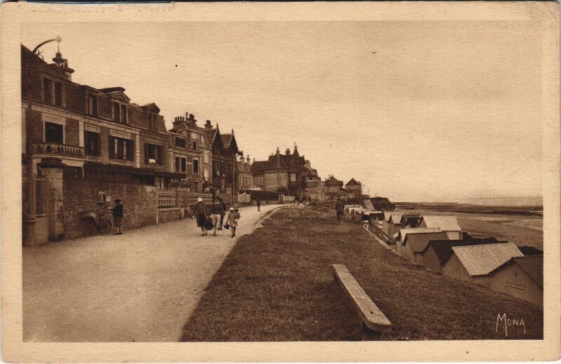 Carte postale ancienne Lion-sur-Mer Le Boulevard Maritime vers les Falaises à Falaise