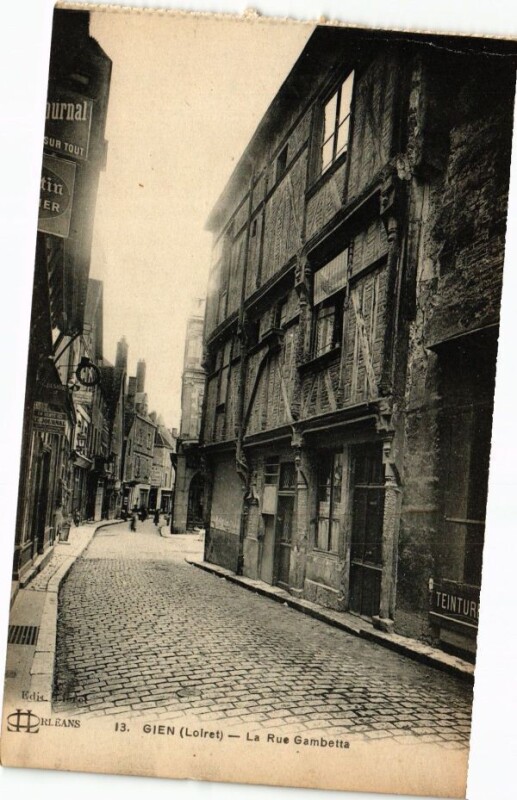 Carte postale ancienne Gien - La Rue Gambetta à Gien