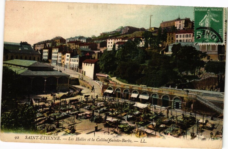 Carte postale ancienne Saint-Etienne-Les Halles et la Colline Sainte-Barbe