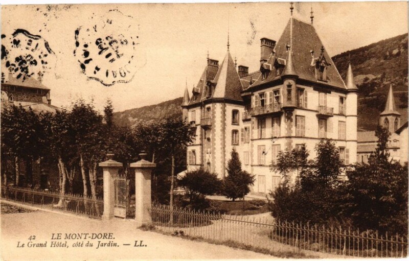 Carte postale ancienne Le Mont-Dore - Le Grand Hotel cote du Jardin à Mont-Dore