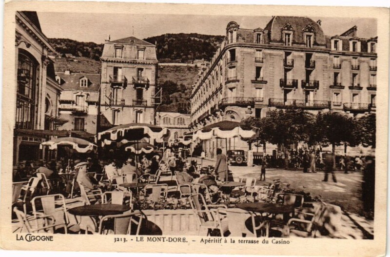 Carte postale ancienne Le Mont-Dore - Aperitif a la terrasse du Casino à Mont-Dore