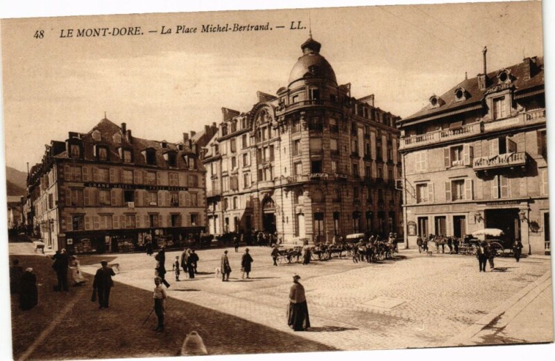 Carte postale ancienne Le Mont-Dore - La Place Michel-Bertrand à Mont-Dore