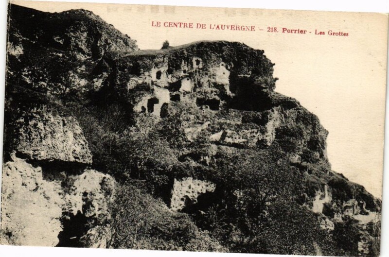 Carte postale ancienne Le Centre de L'Auvergne - Perrier - Les Grottes à Perrier