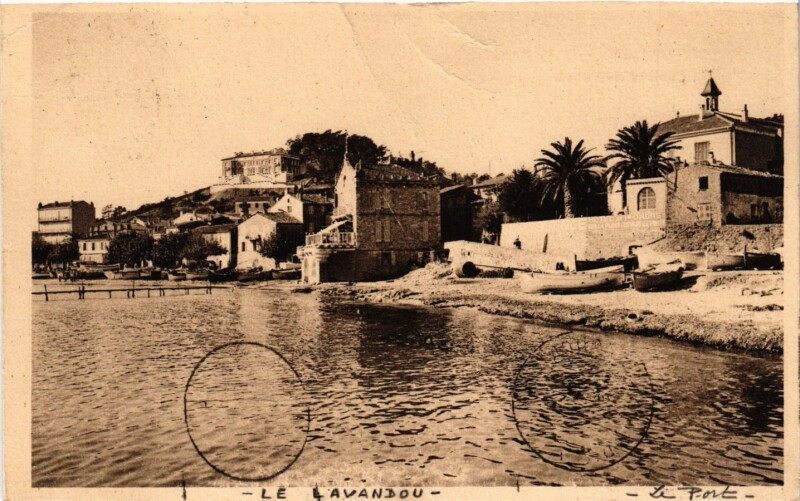 Carte postale ancienne Le Lavandou - Le Port au Lavandou