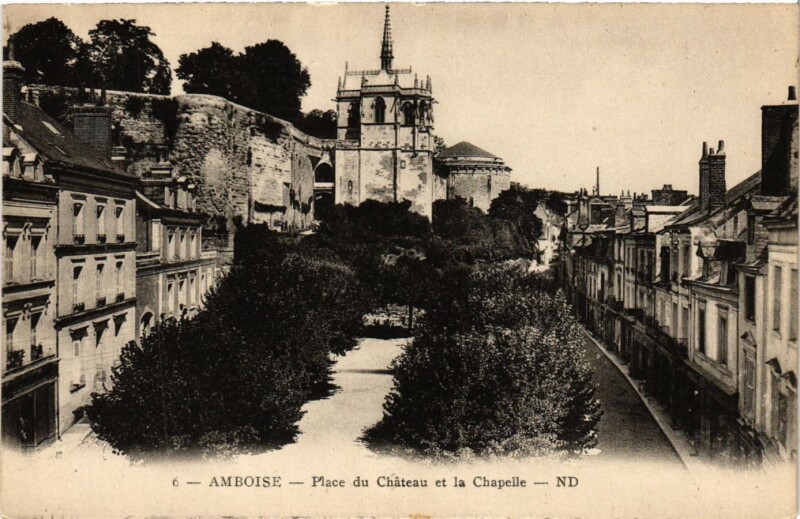 Carte postale ancienne Amboise - Place du Chateau et la Chapelle à Amboise