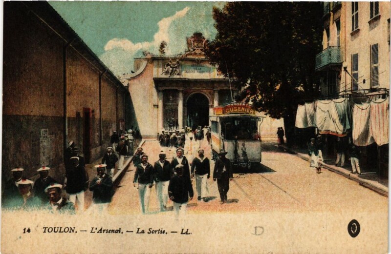 Carte postale ancienne Toulon L'Arsenal-La sortie à Toulon