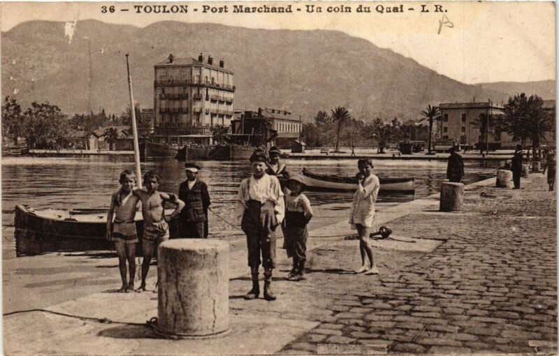 Carte postale ancienne Toulon Port Marchand-Un coin du Quai à Toulon