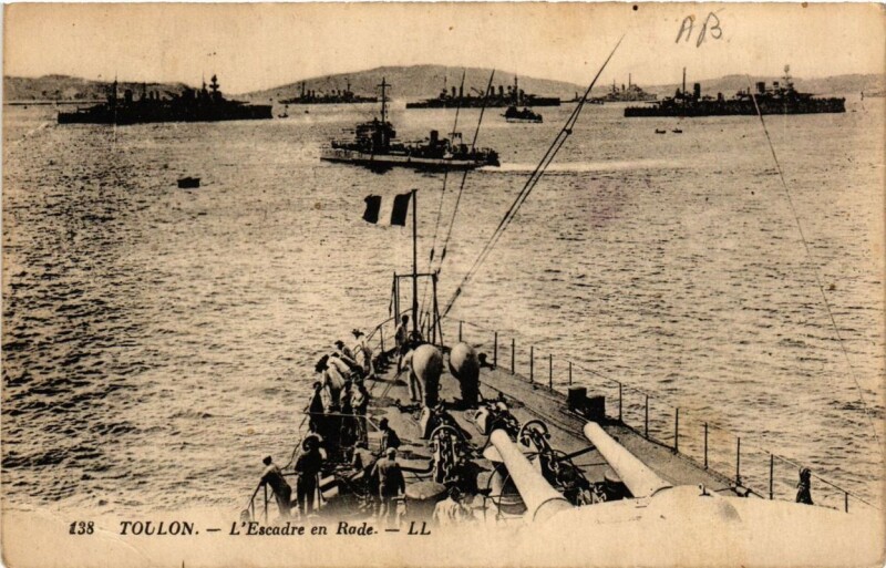 Carte postale ancienne Toulon L'Escadre en Rade à Toulon