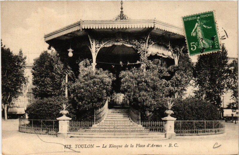 Carte postale ancienne Toulon Le Kiosque de la Place d'Armes à Toulon
