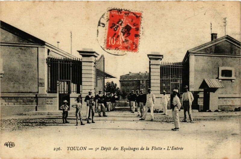 Carte postale ancienne Toulon 5e Depot des Equipages de la Flotte-L'Entrée à Toulon
