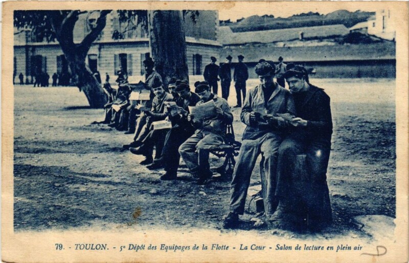 Carte postale ancienne Toulon La Cour-Salon de lecture en plein air à Toulon