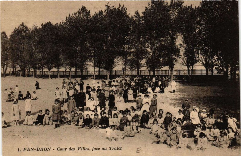 Carte postale ancienne Pen-Bron - Cour des Filles face au Traici
