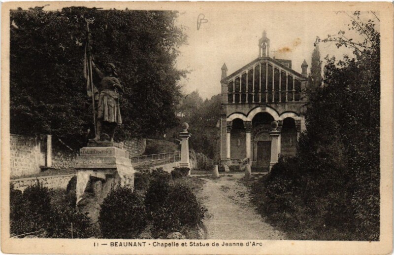 Carte postale ancienne Beaunant Chapelle et Statue de Jeanne d'Arc
