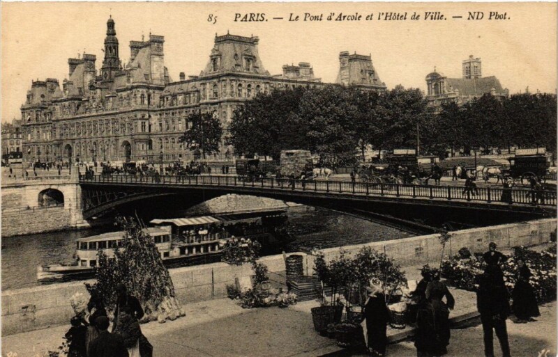 Carte postale ancienne Paris 4e Le Pont d'Arcole et l'Hotel de Ville à Paris 4e