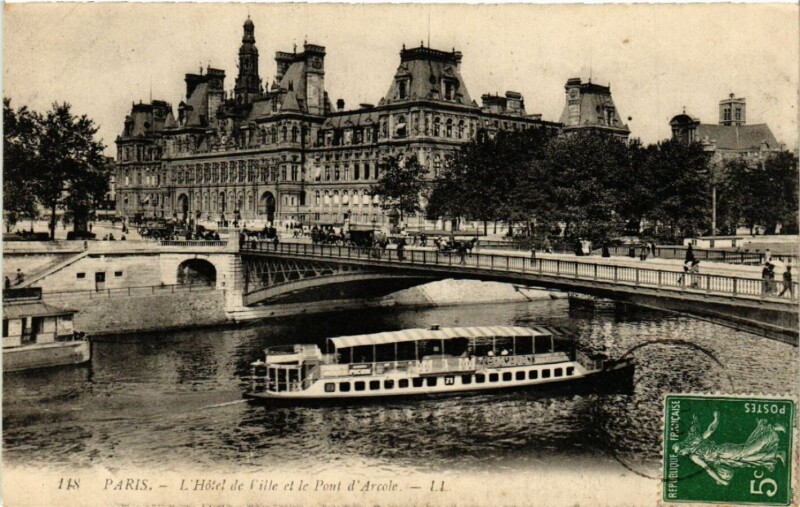 Carte postale ancienne Paris 4e Hotel de Ville et le Pont d'Arcole à Paris 4e