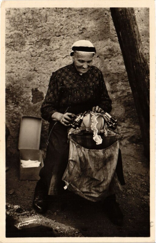 Carte postale ancienne Le Puy - Dentelliere Vellave - Folklore