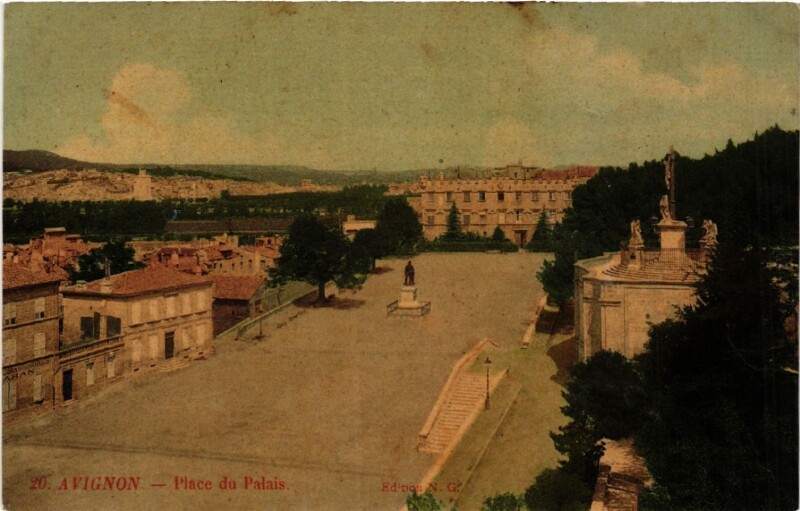 Carte postale ancienne Avignon - Place du Palais à Avignon