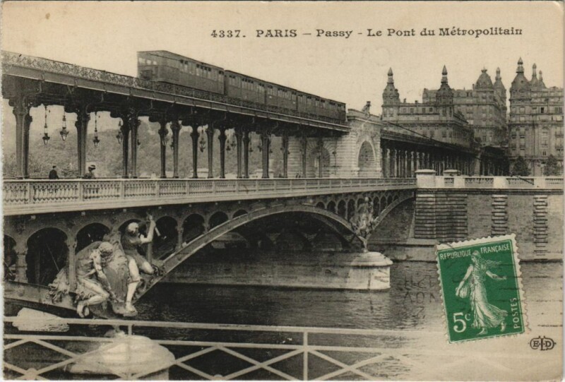 Carte postale ancienne Passy - Le Pont du Métropolitain à Paris 15e