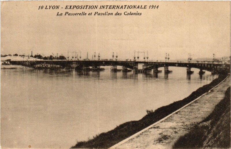 Carte postale ancienne Lyon - La Passerelle et Pavillon des Colonies à Lyon