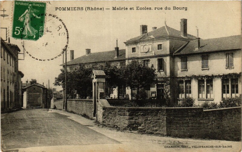 Carte postale ancienne Pommiers - Mairie et Ecoles rue du Bourg à Pommiers