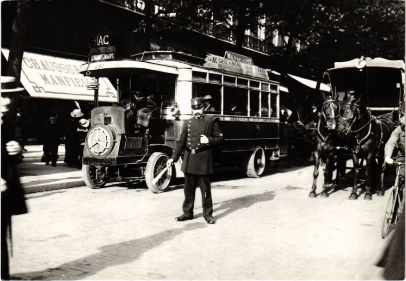 Carte postale ancienne Paris - La circulation sur un Boulevard à Paris