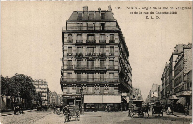 Carte postale ancienne Angle de la rue de Vaugirard et de la rue du Cherche-Midi à Paris 15e