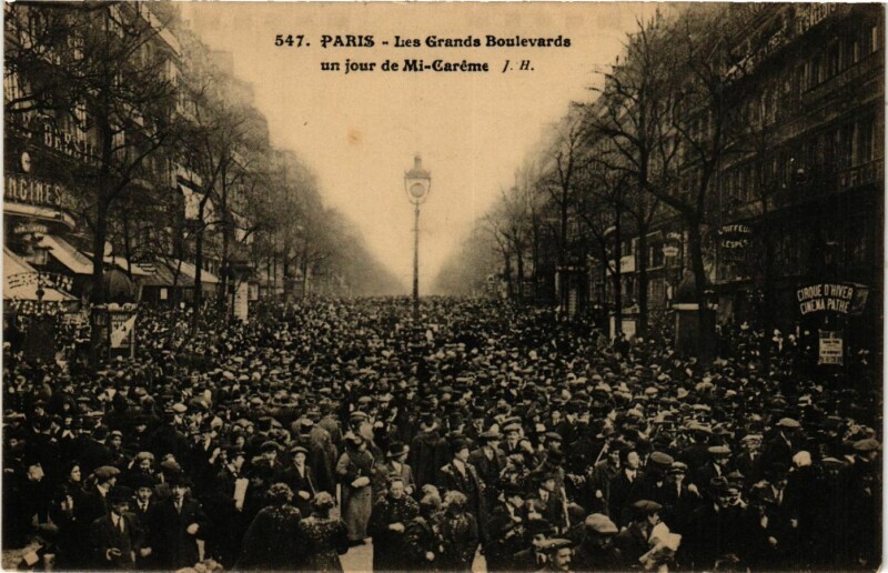 Carte postale ancienne Paris 9e Les Grands Boulevards un jour de Mi-Careme à Paris 9e