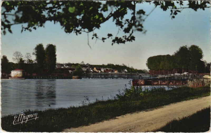 Carte postale ancienne Laroche-Saint-Cydroine Les Bords de l'Yonne - Barrage d'Epineau à Laroche-Saint-Cydroine