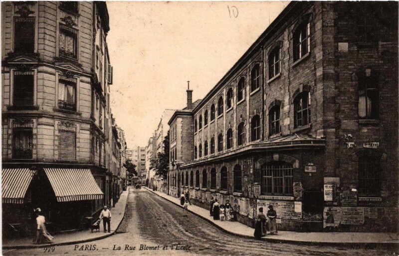 Carte postale ancienne La Rue Blomet et l'Ecole à Paris 15e