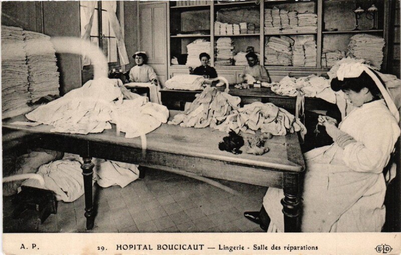 Carte postale ancienne Hôpital Boucicaut - Lingerie - Salle des réparations à Paris 15e