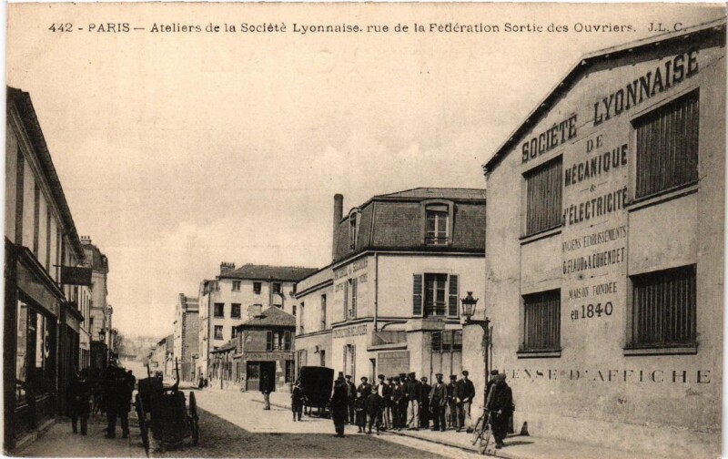 Carte postale ancienne Ateliers de la Société Lyonnaise - rue de la Fédération  Sortie des Ouvriers à Paris 15e