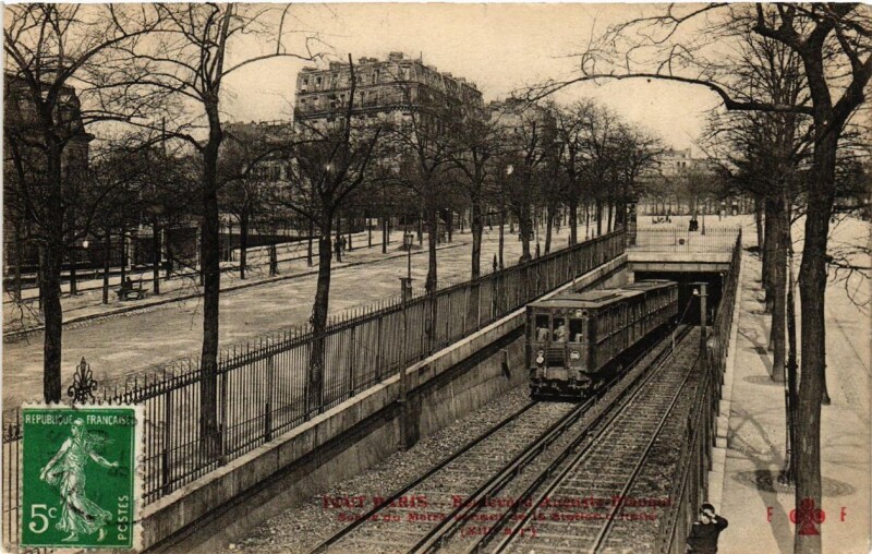 Carte postale ancienne Boulevard Auguste-Blanqui - Sortie du Métro à Paris 13e