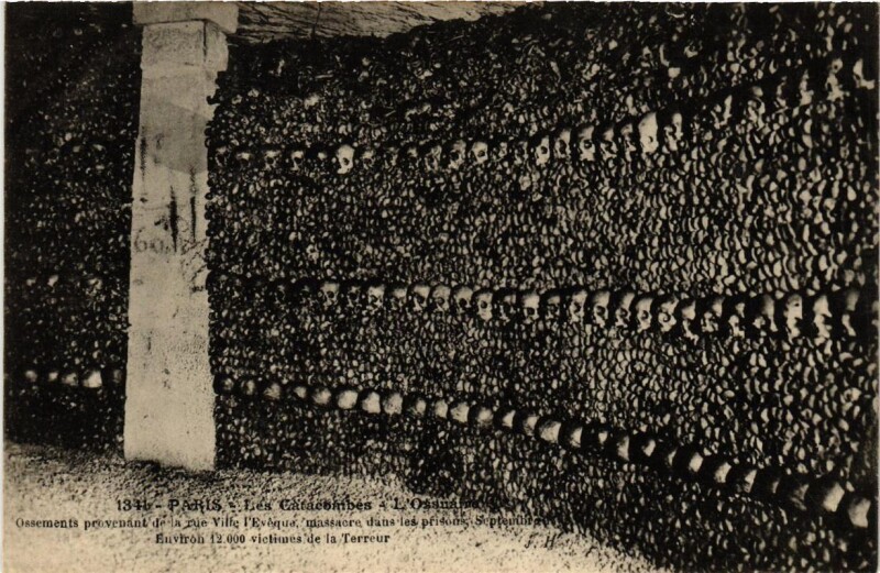 Carte postale ancienne Les Catacombes - L'Ossuaire à Paris 14e