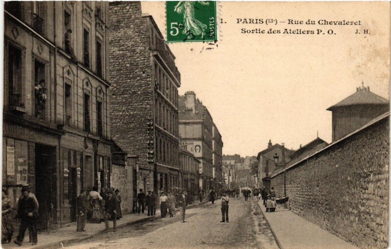 Carte postale ancienne Rue du Chevaleret - Sortie des Ateliers Paris Orléans à Paris 13e