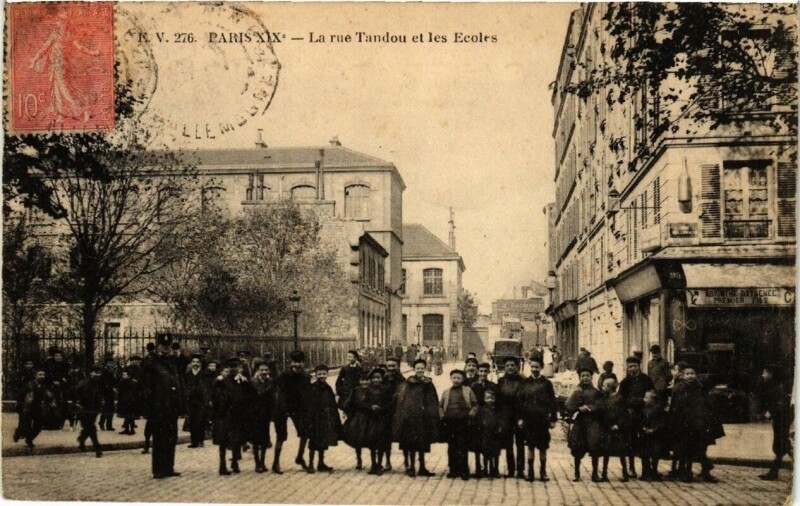 Carte postale ancienne La rue Tandou et les Ecoles à Paris 19e