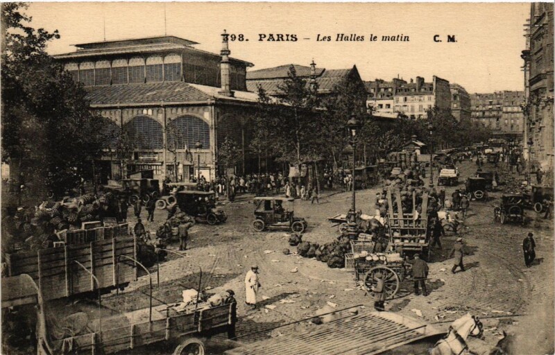 Carte postale ancienne Paris (1e) Les Halles. le matin à Paris 1er