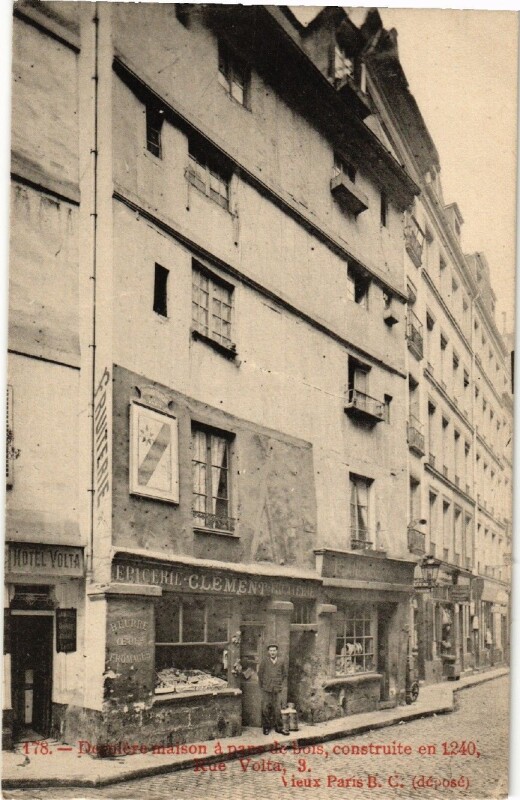 Carte postale ancienne Paris (3e) 3, Rue Volta. Derniere maison a pans de bois à Paris 3e